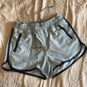 Lululelemon sz4 Mint Green Blk Trim Shorts Pockets